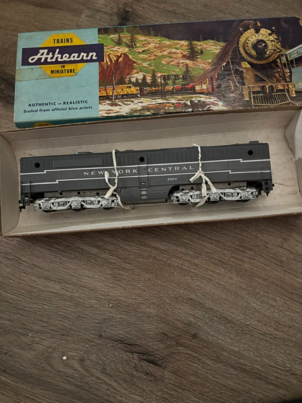Athearn HO model train New York Central 4303 Locomotive Engine dummy w/box